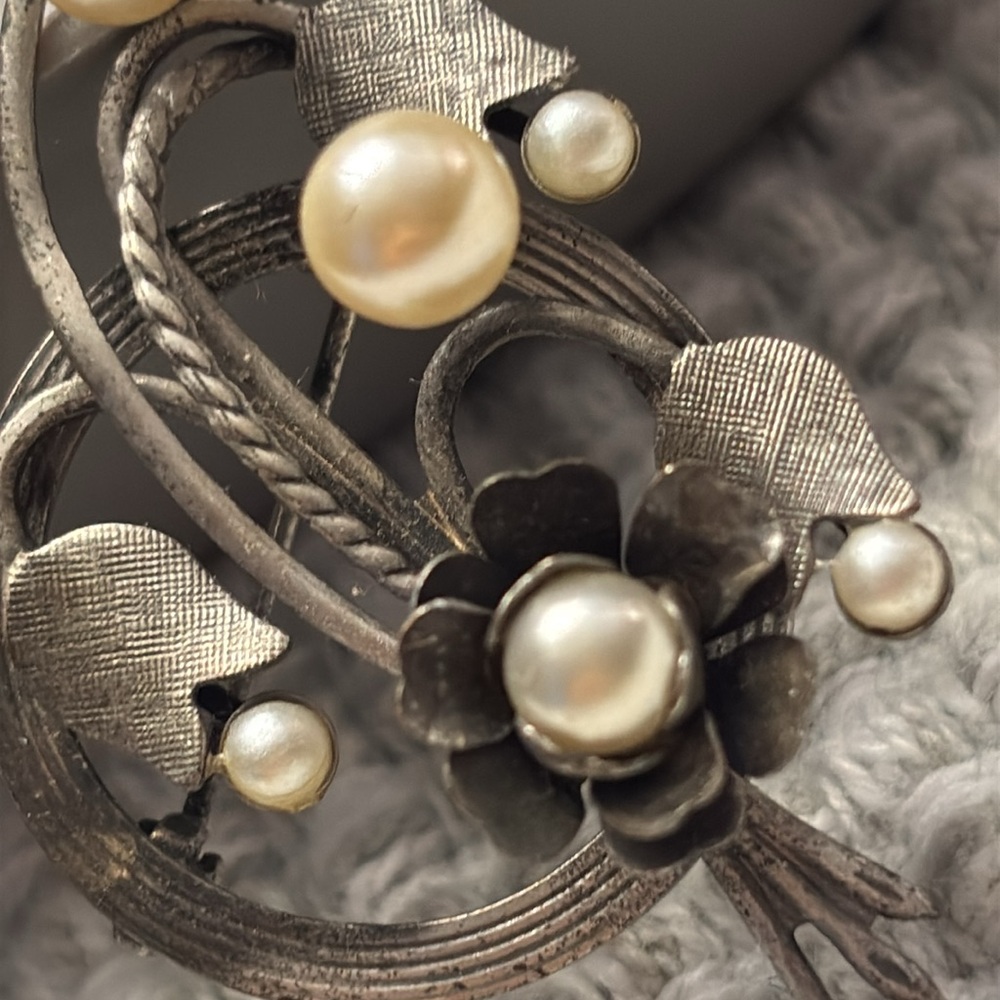Elegant vintage Silver tone Brooch with Pearls!! - Picture 2 of 5